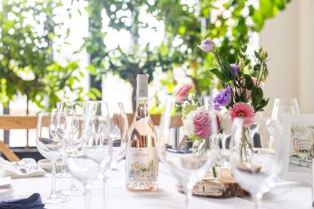 Les Souvenirs Rosé sur table dressée, Domaine Viticole et Maison d'Hôtes Var, Provence